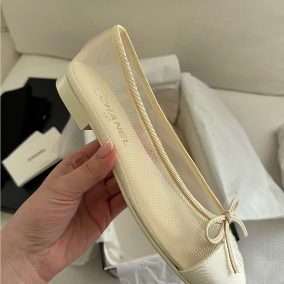 CHANEL Cream and Ivory Cap-Toe Ballet Flats - Picture 2 of 12